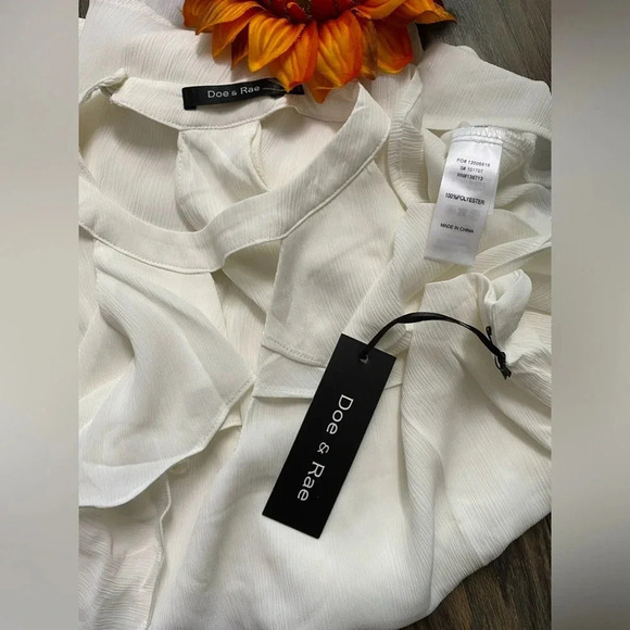 🌴3/$30🌴DOE & RAE Off White Cold Shoulder Ruffled Keyhole Blouse NWT - Picture 8 of 10